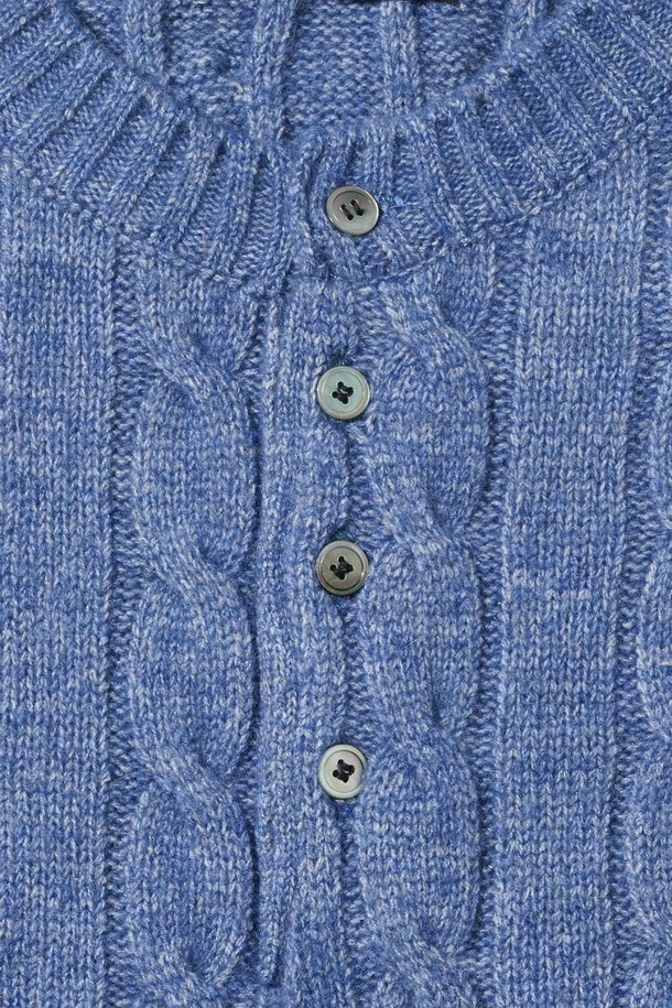 오버핏 헨리넥 꽈배기 니트 (블루)는 가을과 겨울에 따뜻하게 입을 수 있는 상의입니다. 베이직한 스타일로, 헨리넥 디자인과 케이블(꽈배기) 패턴이 특징입니다. 넉넉한 오버핏으로 편안한 착용감을 제공하며, 출근룩에도 활용하기 좋습니다. 긴 소매 기장의 레귤러 기장 니트로, 클래식, 미니멀, 캐주얼 스타일을 연출하기 좋습니다. 파란색(블루) 컬러로 다양한 하의와 매치하여 멋스러운 스타일링을 완성해보세요.
