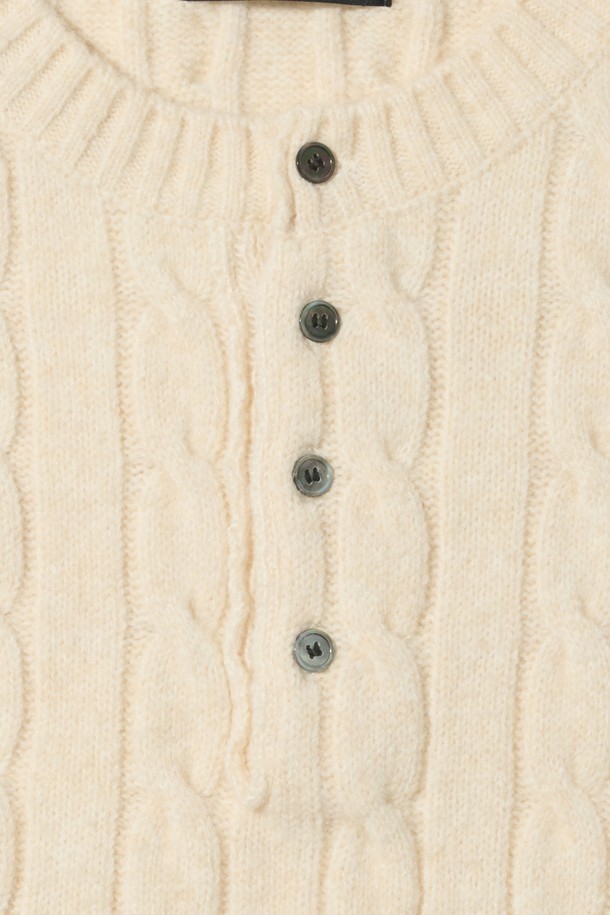 부드러운 울과 아크릴 혼방 소재의 오버핏 헨리넥 꽈배기 니트입니다. 아이보리 컬러로 어떤 룩에도 잘 어울리며, 캐주얼, 클래식, 미니멀 스타일 연출에 적합합니다. 가을, 겨울 시즌 데이트룩, 출근룩에 따뜻함과 스타일을 더해줍니다. 도톰한 두께감과 부드러운 촉감, 꽈배기 패턴이 특징이며, 헨리넥 디자인으로 포인트를 더했습니다. 넉넉한 오버핏으로 편안한 착용감을 선사합니다.
