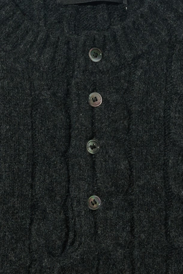 오버핏 헨리넥 꽈배기 니트 (블랙)는 가을과 겨울, 일상에서 따뜻하고 스타일리시하게 연출하기 좋은 상의입니다. 부드러운 울과 아크릴 혼방 소재로 제작되어 포근한 착용감을 선사하며, 두꺼운 두께감으로 보온성을 높였습니다. 헨리넥 디자인과 케이블, 꽈배기 패턴이 클래식하고 캐주얼한 무드를 더합니다. 오버핏으로 편안한 착용감을 제공하며, 다양한 스타일과 매치하여 개성 있는 룩을 연출할 수 있습니다. 긴 소매 기장으로 더욱 따뜻하게 착용 가능합니다.
