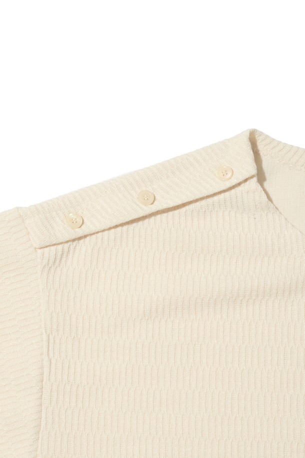 베이직하고 미니멀한 스타일의 여성용 스냅 포인트 라운드 니트입니다. 부드러운 촉감의 얇은 두께로 봄, 가을에 적합하며, 크림 컬러가 어떤 옷에도 잘 어울립니다. 레귤러핏으로 편안하게 착용 가능하며, 긴 소매와 라운드넥 디자인으로 깔끔한 느낌을 줍니다. 스냅 버튼 디테일이 포인트로, 밋밋함을 덜어줍니다.
