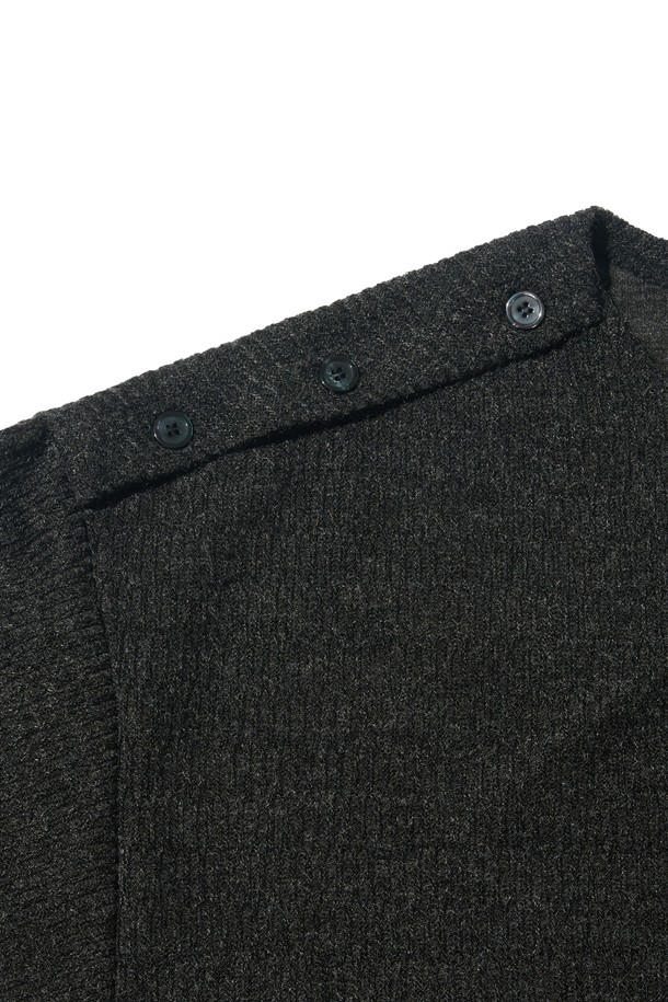 차분한 무드의 스냅 포인트 라운드 니트 (차콜)입니다. 부드러운 촉감의 니트 소재로 제작되어 가을, 겨울철 따뜻하게 착용할 수 있습니다. 베이직하고 캐주얼한 스타일로 출근룩, 일상 어디에나 잘 어울립니다. 레귤러 핏에 라운드넥 디자인이며, 긴 소매와 두꺼운 두께감으로 포근함을 더했습니다. 스냅 버튼 디테일이 포인트로, 미니멀하면서도 세련된 느낌을 선사합니다.
