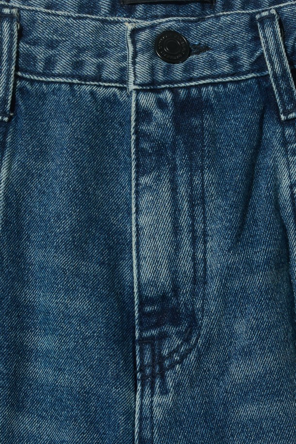 절개 와이드 벌룬 데님 팬츠(중청)는 캐주얼한 무드의 여성 데님 팬츠입니다. 봄, 여름, 가을에 착용하기 좋으며, 일상, 데이트룩, 여행룩 등 다양한 TPO에 활용할 수 있습니다. 뻣뻣한 촉감의 중청 컬러 데님 소재로 제작되었으며, 와이드하고 벌룬 핏으로 편안한 착용감을 선사합니다. 무지 디자인에 절개 디테일이 더해져 미니멀하면서도 스타일리시한 포인트를 줍니다. 루즈핏으로 어떤 상의와도 쉽게 매치하여 캐주얼, 미니멀, 클래식 스타일을 연출할 수 있습니다.
