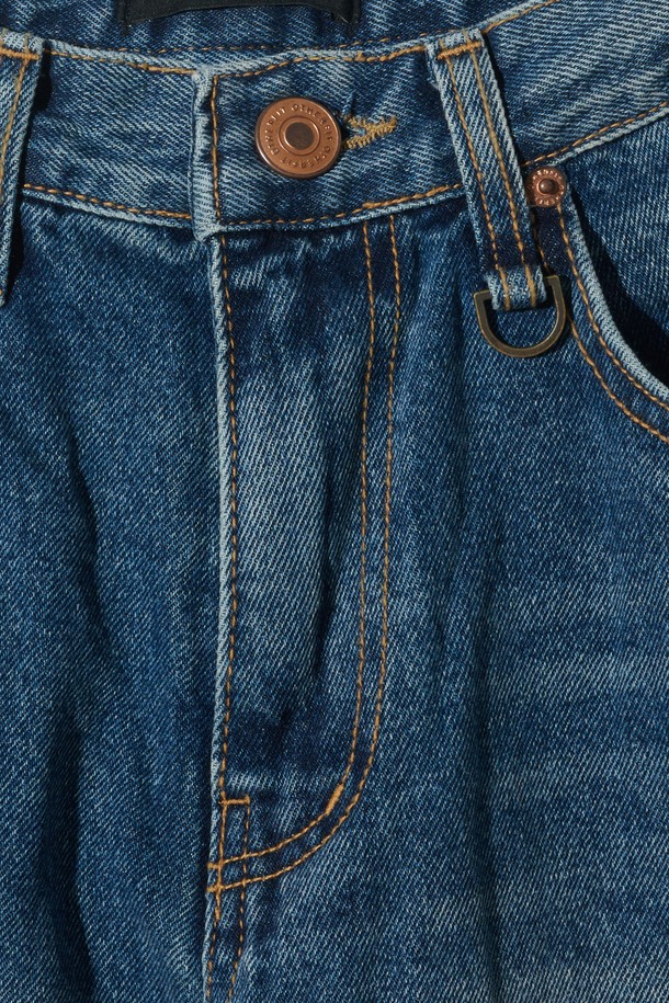 빈티지 워싱 데님 팬츠 (중청)는 캐주얼하고 미니멀한 스타일을 추구하는 남성분들을 위한 데님 팬츠입니다. 봄, 여름, 가을, 계절에 숏 기장으로 시원하게 착용 가능하며, 데이트룩과 여행룩에 활용하기 좋습니다. 워싱 가공으로 빈티지한 매력을 더했으며, 레귤러핏으로 편안한 착용감을 선사합니다. 뻣뻣한 촉감의 무지 데님 소재로 제작되었습니다.
