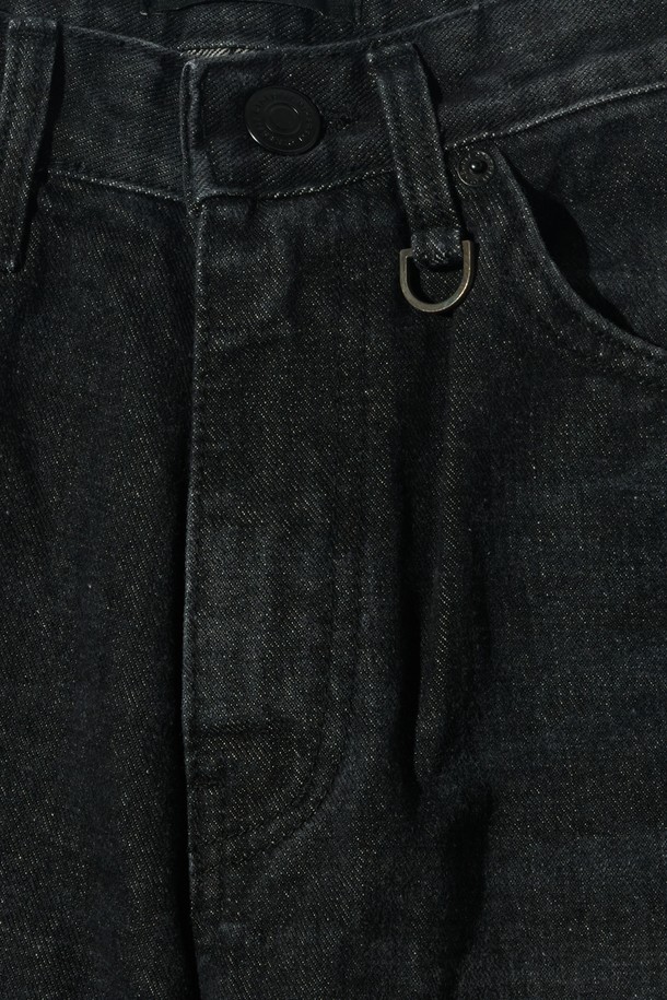 빈티지 워싱 데님 팬츠(흑청)는 캐주얼하고 빈티지한 스타일을 즐기는 분들을 위한 레귤러핏 데님 팬츠입니다. 흑청 컬러의 데님 소재에 워싱 가공을 더해 자연스러운 멋을 연출하며, 봄, 여름, 가을 3계절 모두 착용 가능합니다. 데이트룩, 출근룩 등 다양한 TPO에 활용 가능하며, 미니멀, 클래식 스타일과도 잘 어울립니다. 무지 디자인으로 어떤 상의와도 매치하기 용이하며, 활동성을 고려한 레귤러핏으로 편안한 착용감을 제공합니다.
