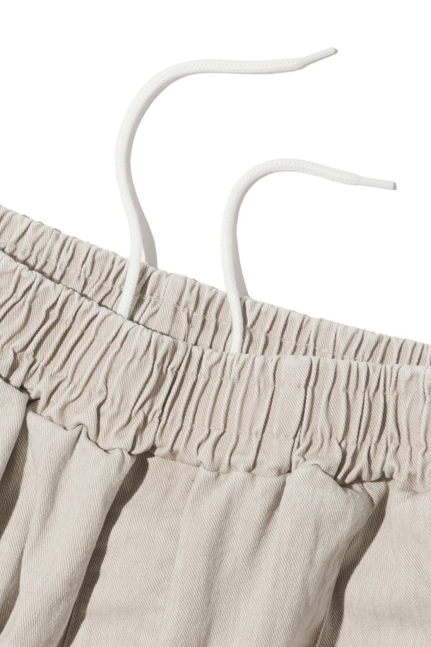 아이보리 컬러의 바이오 원턱 와이드 코튼 팬츠입니다. 봄, 여름 시즌에 적합하며, 부드러운 촉감과 얇은 두께로 편안한 착용감을 선사합니다. 루즈핏의 와이드 스타일로, 베이직하면서도 캐주얼한 무드를 연출하며 산책룩, 데이트룩 등 다양한 TPO에 활용 가능합니다. 면 소재에 원턱 디테일이 더해져 미니멀, 클래식 스타일을 완성하며 밴딩 처리로 편안함을 더했습니다.
