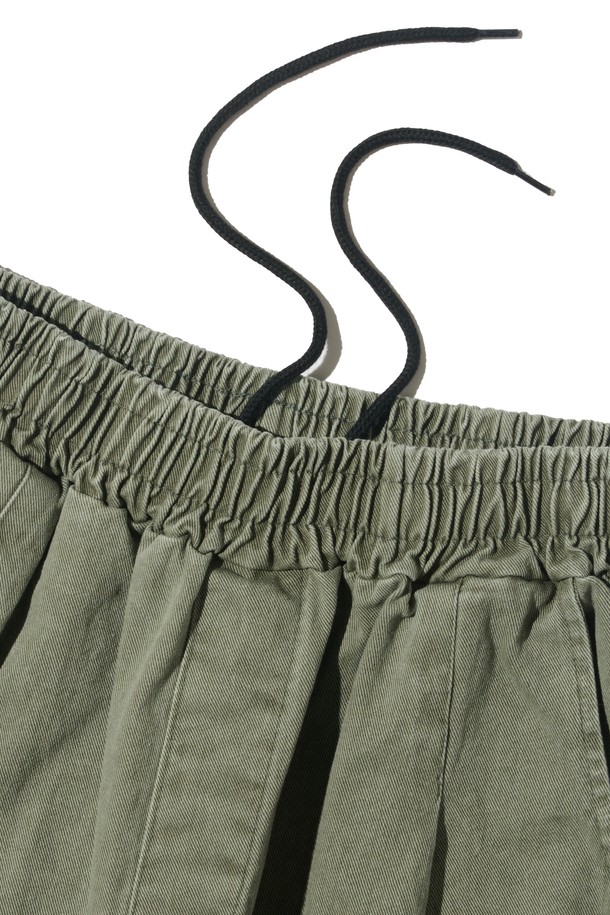 부드러운 면 소재로 제작되어 편안한 착용감을 선사하는 바이오 원턱 와이드 카키색 반바지입니다. 얇은 두께감과 루즈핏으로 제작되어 봄, 여름, 가을 쾌적하게 착용 가능하며, 베이직하고 캐주얼한 스타일을 연출합니다. 허리 밴딩과 원턱 디테일이 편안함과 활동성을 더하며, 여행룩, 캠핑룩 등 다양한 TPO에 활용하기 좋습니다. 미니멀, 캐주얼, 클래식한 스타일을 즐겨 입는 분들께 추천합니다.
