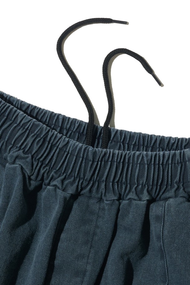 네이비 색상의 바이오 원턱 와이드 코튼 팬츠입니다. 면 소재로 제작되어 부드러운 촉감을 선사하며, 봄, 가을에 착용하기 좋습니다. 루즈핏의 와이드한 실루엣과 원턱 디테일이 특징이며, 베이직하고 캐주얼한 스타일을 연출합니다. 출근룩이나 비즈니스 캐주얼에도 활용하기 좋은 아이템입니다. 무지 디자인으로 다양한 상의와 매치하기 용이합니다.
