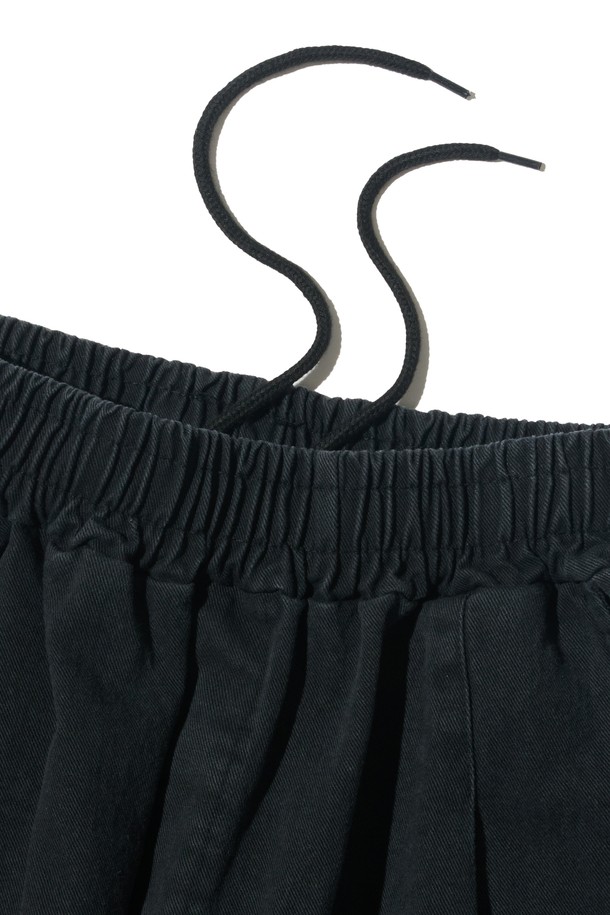 **바이오 원턱 와이드 코튼 팬츠 (블랙)**는 베이직하고 캐주얼한 스타일을 연출하기 좋은 긴 기장의 면 소재 바지입니다. 루즈핏으로 편안한 착용감을 선사하며, 부드러운 촉감이 특징입니다. 봄, 여름, 가을 3계절 모두 활용 가능하며, 일상복으로 적합합니다. 톤온톤 스타일링으로 미니멀하고 클래식한 무드를 더하거나, 다양한 상의와 매치하여 폭넓은 스타일을 소화할 수 있습니다. 허리 부분에 원턱 디테일이 있어 더욱 세련된 핏을 완성합니다.
