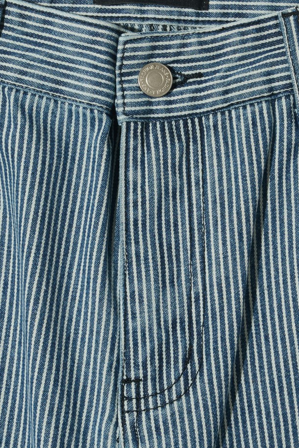 산뜻한 블루 컬러의 스트라이프 세미 와이드 벌룬 팬츠입니다. 캐주얼하고 미니멀한 스타일로, 봄과 여름 시즌에 산책룩으로 활용하기 좋습니다. 와이드 핏과 벌룬 실루엣이 편안하면서도 스타일리시한 매력을 선사합니다. 다양한 상의와 매치하여 개성 있는 룩을 연출해보세요. 일상에서 편안하게 즐겨 입을 수 있는 매력적인 바지입니다.
