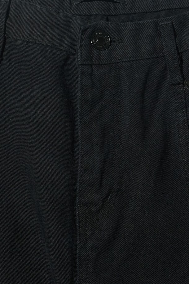 블랙 컬러의 절개 포인트 웨스턴 벌룬 팬츠입니다. 봄, 여름, 가을 시즌에 활용하기 좋은 긴 기장의 바지로, 캐주얼, 미니멀, 시크 스타일을 연출할 수 있습니다. 루즈핏 벌룬핏으로 편안한 착용감을 선사하며, 절개 디테일이 돋보이는 디자인입니다. 다양한 상의와 매치하여 웨스턴 무드를 즐길 수 있습니다. 데일리룩에 포인트를 더해보세요.
