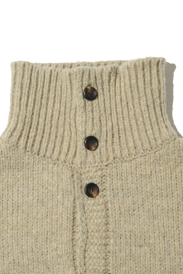 따뜻하고 포근한 착용감의 오버핏 하이넥 니트 가디건 (베이지)입니다. 부드러운 촉감의 니트 소재로 제작되어 가을, 겨울철에 포근함을 선사합니다. 베이직한 디자인에 하이넥 스타일이 더해져 클래식, 미니멀, 캐주얼 등 다양한 스타일 연출에 용이합니다. 여밈 방식은 단추이며, 넉넉한 오버핏으로 편안한 착용감을 제공합니다. 무지 디자인으로 어떤 옷에도 쉽게 매치하여 데일리룩을 완성할 수 있습니다.
