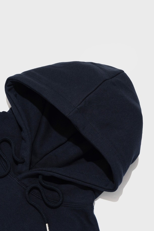 **[기모선택] 캠핑 컨테이너 프린팅 후드 티셔츠 (네이비)**

캠핑과 일상에서 활용하기 좋은 네이비 컬러의 후드 티셔츠입니다. 캐주얼하고 스포티한 스타일을 연출하며, 가을과 겨울에 따뜻하게 입을 수 있도록 기모 안감으로 제작되었습니다. 넉넉한 레귤러핏에 긴소매 기장으로 활동성을 높였으며, 부드러운 촉감이 특징입니다. 컨테이너 프린팅 디자인으로 포인트를 주어 개성 있는 캠핑룩을 완성할 수 있습니다. 두꺼운 두께감으로 보온성을 더했습니다.
