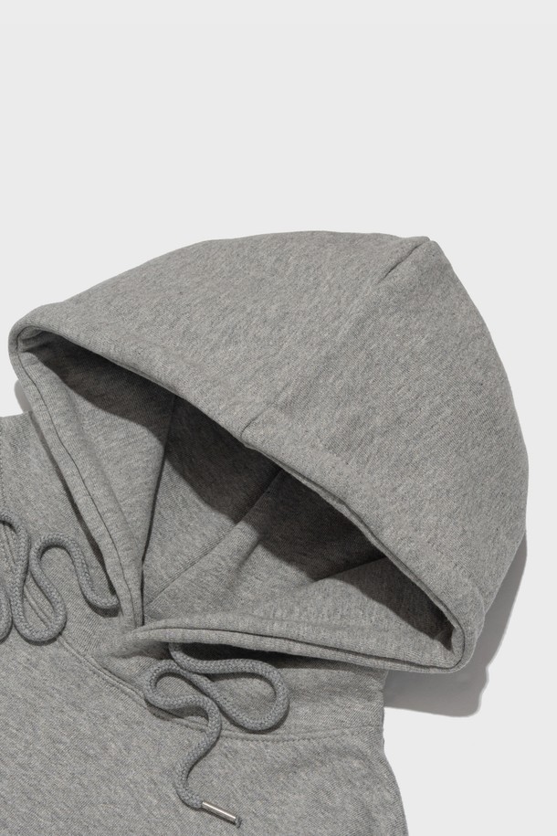 [기모선택] 아키텍쳐 로고 후드 티셔츠 (그레이)는 부드러운 촉감의 면 소재에 기모 안감을 더해 가을과 겨울철 따뜻하게 착용할 수 있는 후드 티셔츠입니다. 오버핏으로 제작되어 편안한 착용감을 제공하며, 캐주얼 및 스트릿 스타일 연출에 용이합니다. 그레이 컬러에 아키텍쳐 로고 디자인이 돋보이며, 긴 소매 기장으로 활동성을 높였습니다. 두꺼운 두께감으로 보온성을 강화했으며, 선택형 기모 옵션으로 개인의 취향에 맞게 선택할 수 있습니다. 일상생활에서 폭넓게 활용 가능한 실용적인 아이템입니다.
