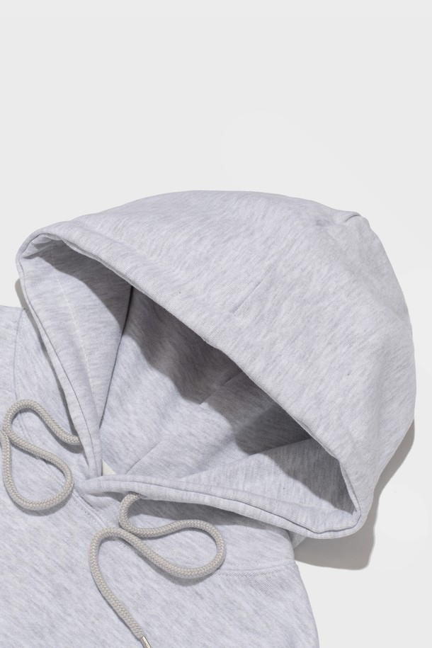 **[기모선택] 아키텍쳐 로고 후드 티셔츠 (라이트 그레이)**는 가을, 겨울철 따뜻하게 입을 수 있는 남녀 공용 후드 티셔츠입니다. 부드러운 촉감의 면 소재에 기모 안감을 더해 포근함을 선사하며, 레귤러핏으로 편안한 착용감을 제공합니다. 캐주얼, 미니멀 스타일 연출에 용이하며, 집콕룩이나 캠핑룩으로 활용하기 좋습니다. 라이트 그레이 컬러에 아키텍쳐 로고 디자인으로 심플하면서도 멋스러운 포인트를 더했습니다. 기모 선택 옵션으로 더욱 따뜻하게 즐길 수 있습니다.
