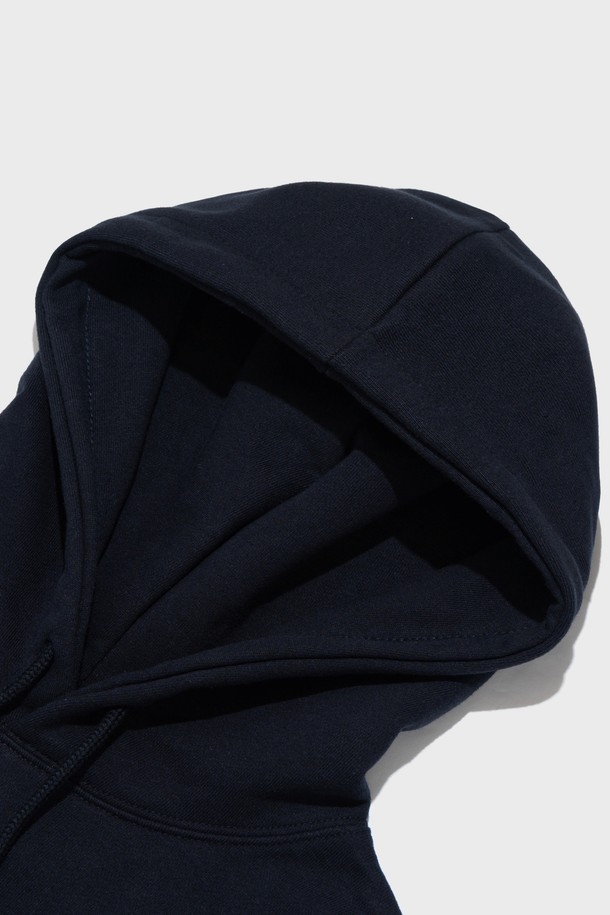 네이비 색상의 '[기모선택] BB 아이덴티티 심볼 로고 후드 티셔츠'입니다. 부드러운 촉감의 면 소재에 안감 기모를 더해 가을, 겨울철 따뜻하게 착용할 수 있습니다. 캐주얼, 스포티 스타일의 레귤러핏 후드 티셔츠로, BB 아이덴티티 심볼 로고가 디자인의 포인트입니다. 필요에 따라 기모 선택이 가능하여, 더욱 폭넓은 활용성을 자랑합니다. 일상생활에서 편안하고 스타일리시하게 연출하기 좋은 아이템입니다.
