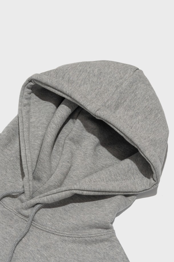 BB 아이덴티티 심볼 로고 후드 티셔츠 (그레이)는 부드러운 촉감의 면 소재에 기모 안감을 더해 가을과 겨울철 따뜻하게 입을 수 있는 후드 티셔츠입니다. 캐주얼, 스포티, 미니멀 스타일을 모두 소화할 수 있으며, 일상과 캠핑, 산책 등 다양한 TPO에 활용 가능합니다. 레귤러 핏으로 편안한 착용감을 제공하며, 긴 소매와 후드 디자인으로 실용성을 더했습니다. BB 아이덴티티 심볼 로고 패턴이 돋보이는 디자인으로, 개성 있는 스타일을 연출할 수 있습니다. 두께감 있는 소재로 제작되어 보온성을 높였습니다.
