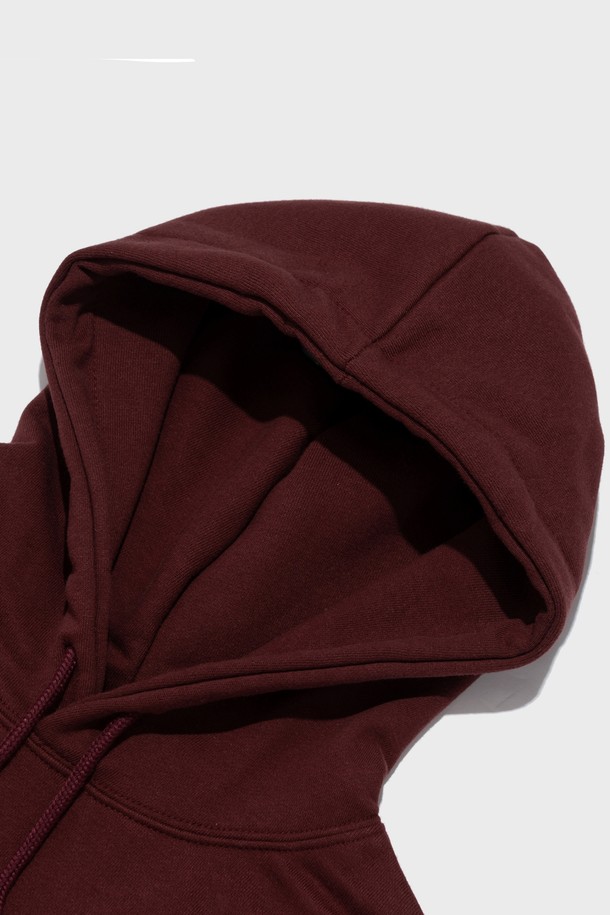 따뜻하고 스타일리시한 [기모선택] BB 아이덴티티 심볼 로고 후드 티셔츠 (와인)입니다. 부드러운 기모 안감으로 포근한 착용감을 선사하며, 가을과 겨울에 따뜻하게 입을 수 있습니다. 레귤러핏으로 제작되어 편안한 활동성을 보장하며, 캐주얼 및 스트릿 스타일을 연출하기 좋습니다. 와인 컬러에 BB 아이덴티티 심볼 로고 디자인이 돋보이며, 후드 디자인으로 포인트를 더했습니다. 긴 소매 기장의 두꺼운 두께감으로 보온성을 높였습니다.
