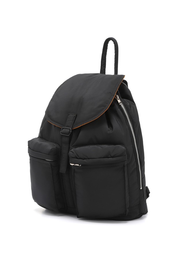 모노 투포켓 라이트 백팩 (블랙)은 일상과 여행 등 다양한 TPO에 활용하기 좋은 가방입니다. 가볍고 튼튼한 나일론 소재로 제작되어 넉넉한 수납공간을 제공하며, 안정적인 구조를 갖추어 소지품을 안전하게 보관할 수 있습니다. 베이직하고 캐주얼한 디자인에 투 포켓 디테일이 더해져 실용성을 높였으며, 미니멀, 클래식 스타일을 선호하는 남성분들에게 적합합니다. 사각형 모양에 지퍼형 잠금 방식으로 편리하게 사용할 수 있습니다.
