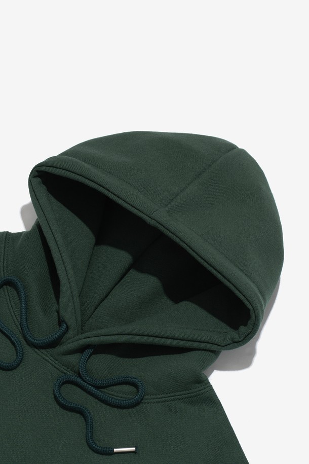 **[기모선택] 에센셜 플랜 후드티셔츠 (그린)**는 부드러운 촉감의 면, 폴리에스테르 혼방 소재에 기모 안감을 더해 가을, 겨울철 따뜻하게 입을 수 있는 후드 티셔츠입니다. 릴랙스핏과 세미오버핏으로 편안한 착용감을 제공하며, 베이직하고 미니멀한 스타일로 다양한 일상룩 연출에 용이합니다. 무지 디자인에 레귤러 기장으로 제작되었으며, 데일리웨어로 활용하기 좋습니다. 그린 컬러를 포함하여 총 10가지 색상 옵션으로 출시되어 폭넓은 선택이 가능합니다. 집콕룩, 산책룩 등 어떤 TPO에도 잘 어울리는 캐주얼하고 미니멀한 후드티입니다.
