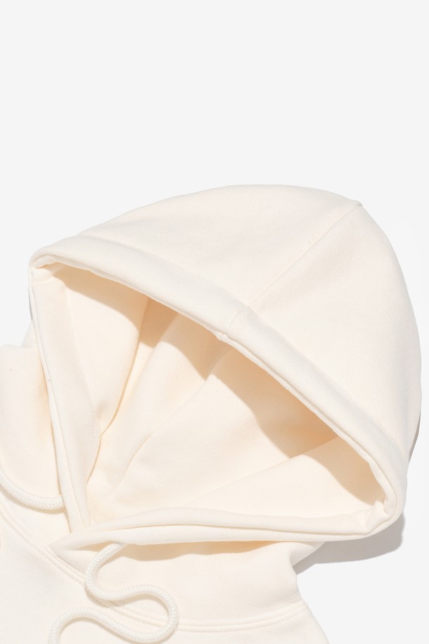 [기모선택] 에센셜 후드티셔츠 (아이보리)는 베이직하고 미니멀한 스타일의 후드 티셔츠입니다. 면과 폴리에스테르 혼방 소재로 제작되어 편안한 착용감을 제공하며, 기모 안감으로 보온성을 높였습니다. 10가지 컬러 옵션으로 제공되어, 데일리룩에 맞춰 다양한 스타일링이 가능합니다. 세미 오버핏으로 제작되어 편안한 활동성을 보장하며, 긴 소매와 무지 디자인으로 깔끔함을 더했습니다. 내구성이 우수하여 오랫동안 즐겨 입을 수 있는 데일리 아이템입니다.
