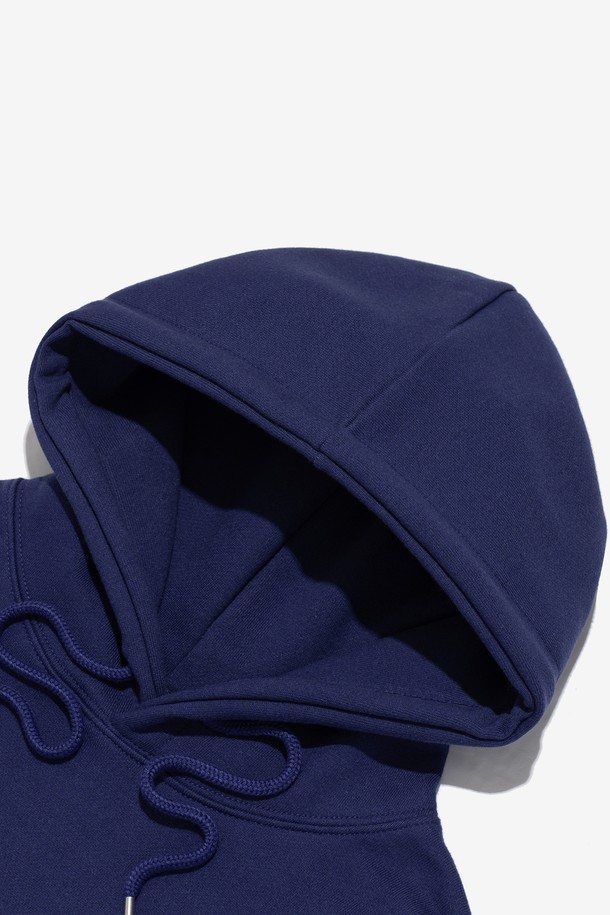 "기모선택" 웨이브 로고 후드 티셔츠 (블루)는 가을, 겨울 시즌에 안감 기모로 따뜻하게 착용 가능한 데일리 후드 티셔츠입니다. 캐주얼, 미니멀, 스트리트 스타일을 모두 소화할 수 있으며, 집콕룩이나 산책룩으로 활용하기 좋습니다. 편안한 세미 오버핏으로 제작되었으며, 웨이브 로고 디자인이 특징입니다. 혼방 소재로 제작되어 관리 및 세탁이 용이하며, 변형 없이 오래 입을 수 있습니다. 반디지 디자인으로 제작되어, 더욱 개성 있는 스타일을 연출할 수 있습니다.
