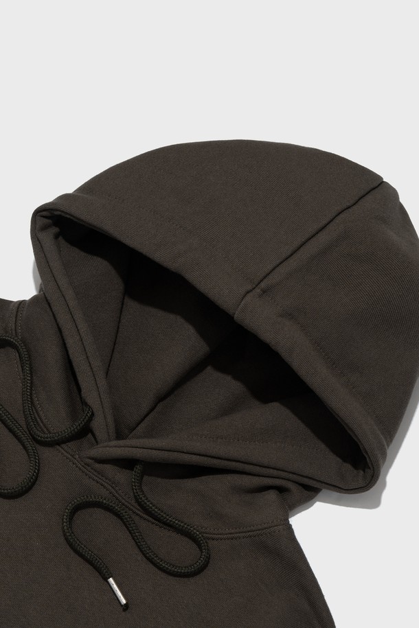 ANM 로고 후드티셔츠 (카키)는 캐주얼, 스트리트, 미니멀 스타일을 추구하는 분들을 위한 후드 티셔츠입니다. 봄, 가을, 겨울 세 계절 모두 활용 가능한 이 제품은 면과 폴리에스테르 혼방 소재로 제작되어 부드러운 촉감을 선사합니다. 아치형 레터링 디자인과 감성적인 텍스트 포인트가 특징이며, 세미 오버핏으로 편안한 착용감을 제공합니다. 캠핑룩, 산책룩 등 다양한 TPO에 활용하기 좋으며, 일상 속에서 개성 있는 스타일을 연출할 수 있습니다.
