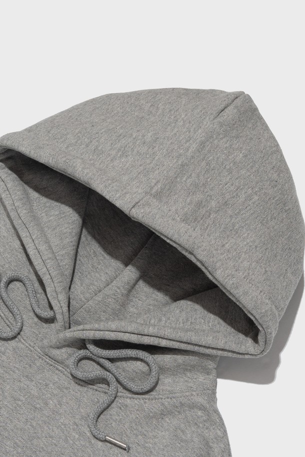 **[기모선택] 에센셜 플랜 후드티셔츠 (그레이)**는 가을과 겨울에 따뜻하게 입을 수 있는 데일리 후드티셔츠입니다. 베이직하고 미니멀한 디자인으로, 집콕룩이나 산책룩 등 다양한 TPO에 활용할 수 있습니다. 면과 폴리에스테르 혼방 소재에 기모 안감을 더해 편안한 착용감을 제공하며, 세미오버핏과 릴랙스핏으로 제작되었습니다. 무지 스타일의 긴소매 후드티셔츠로, 6가지 컬러 옵션 중 그레이 색상입니다. 다양한 스타일 연출이 가능하여 활용도가 높습니다.
