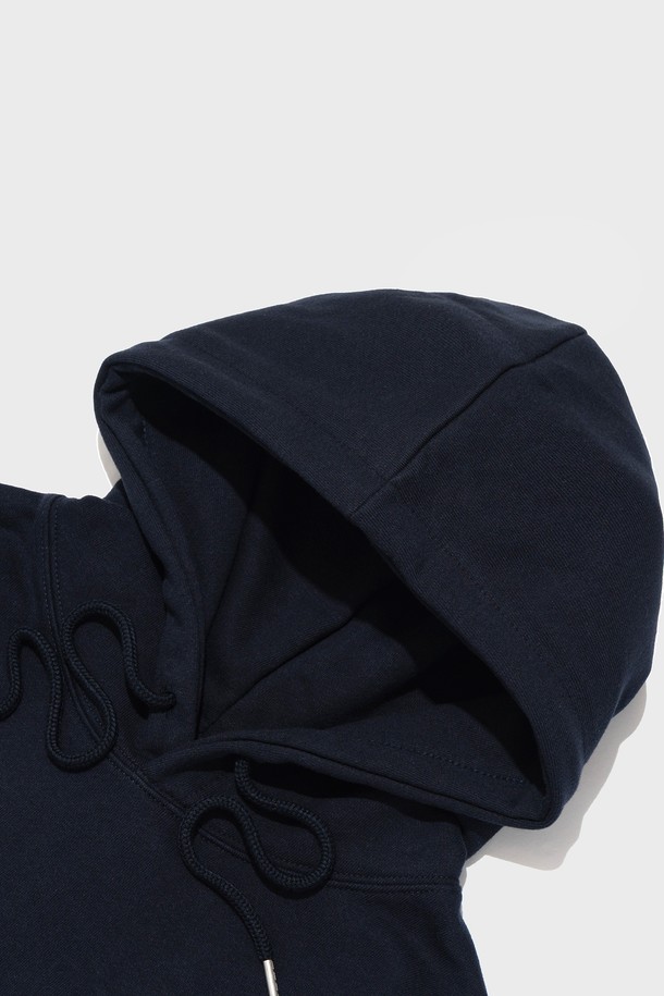 [기모선택] 에센셜 플랜 후드티셔츠 (네이비)는 가을, 겨울 시즌에 어울리는 남녀 공용 후드티셔츠입니다. 베이직하고 미니멀한 스타일로, 일상복으로 활용하기 좋습니다. 부드러운 면, 폴리에스테르 혼방 소재에 기모 안감을 더해 보온성을 높였습니다. 세미 오버핏으로 편안한 착용감을 제공하며, 네이비 컬러와 무지 디자인으로 어떤 스타일에도 쉽게 매치할 수 있습니다. 기모 옵션을 선택하여 더욱 따뜻하게 착용할 수 있는 에센셜 라인 후드티셔츠입니다.
