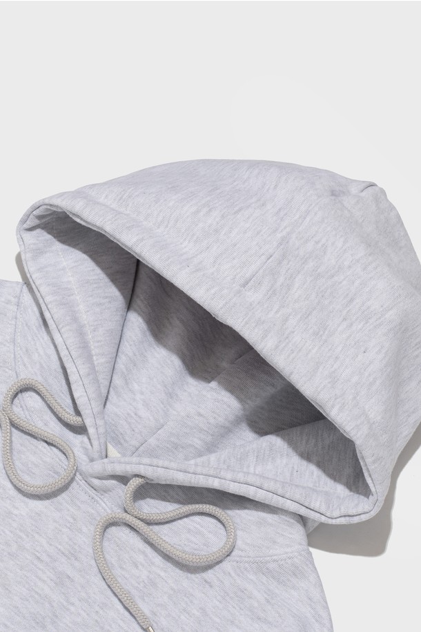 [기모선택] 에센셜 플랜 후드티셔츠 (라이트그레이)는 베이직하고 미니멀한 스타일의 후드티셔츠입니다. 가을과 겨울에 적합하며, 부드러운 기모 안감으로 따뜻하게 착용할 수 있습니다. 면, 폴리에스테르 혼방 소재로 제작되어 편안한 착용감을 제공하며, 세미 오버핏으로 자연스러운 핏을 연출합니다. 라이트그레이 컬러의 무지 디자인으로 어떤 스타일에도 쉽게 매치할 수 있는 데일리 아이템입니다. 긴 소매 기장의 레귤러 기장으로, 활용도가 높습니다.
