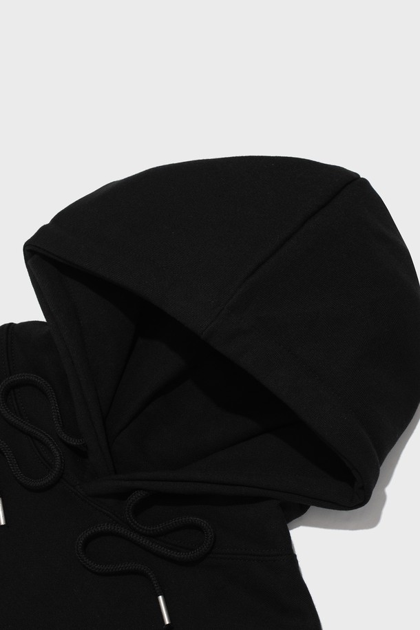 [기모선택] 아치 로고 후드티셔츠 (블랙)는 캐주얼하고 미니멀한 스타일을 추구하는 분들을 위한 데일리 아이템입니다. 부드러운 촉감의 면 소재에 기모 안감을 더해 가을, 겨울 시즌 따뜻하게 착용할 수 있습니다. 세미 오버핏으로 편안한 착용감을 선사하며, 아치 로고 디자인이 돋보이는 후드티셔츠입니다. 긴 소매 기장과 두꺼운 두께감으로 보온성을 높였으며, 일상생활에서 폭넓게 활용하기 좋습니다. 블랙 컬러로 어떤 하의와도 쉽게 매치하여 캐주얼한 무드를 연출할 수 있습니다.
