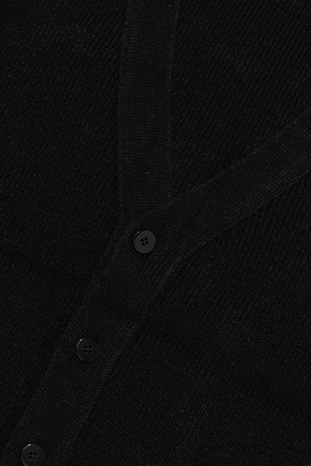 HERITAGE KNIT V-NECK CARDIGAN (BLACK)은 일상과 캐주얼 스타일에 활용하기 좋은 남녀 공용 브이넥 가디건입니다. 부드러운 니트 소재로 제작되어 편안한 착용감을 선사하며, 봄, 가을, 겨울 계절에 걸쳐 활용 가능합니다. 루즈핏과 릴랙스핏으로 디자인되어 여유로운 실루엣을 연출하며, 무지 패턴과 블랙 컬러로 미니멀하고 클래식한 분위기를 더합니다. 긴 소매 기장과 보통 및 두꺼운 두께감으로 다양한 스타일링이 가능하며,  ORIGINAL PROJECT LINE만의 감성을 느낄 수 있습니다.
