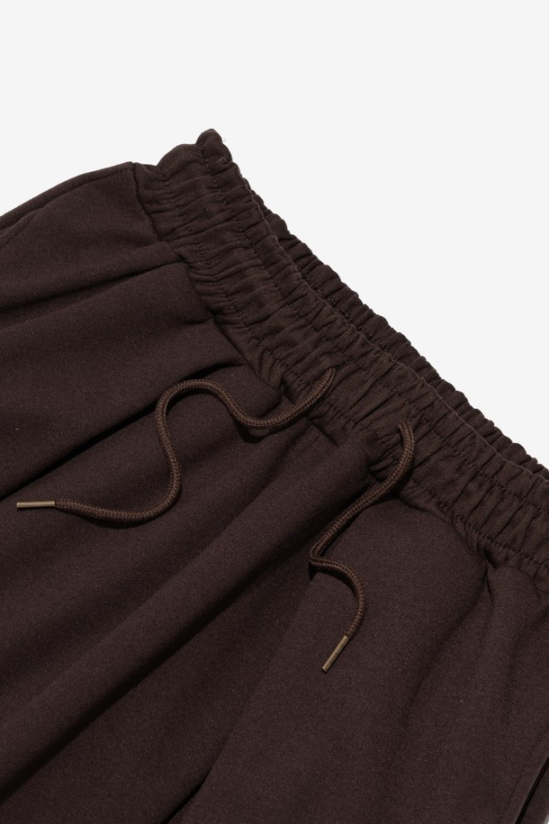 STRONG WAVE (스트롱 웨이브)의 넉넉한 와이드 핏으로 편안함을 강조한 네핑 와이드 스웨트 팬츠입니다. 부드러운 촉감의 면, 폴리에스테르 혼방 소재에 기모 안감을 더해 가을, 겨울 시즌에도 따뜻하게 착용할 수 있습니다. 허리 밴딩, 핀턱 디테일, 밑단 스트링으로 편안한 착용감과 스트릿 스타일을 연출하며, 브라운 컬러와 무지 디자인으로 어떤 상의와도 쉽게 매치할 수 있습니다. 넉넉한 오버핏과 루즈핏으로 활동성을 높였으며, 사이드 포켓으로 실용성까지 더했습니다. 남녀 모두 착용 가능한 제품으로, 데일리룩과 스트릿 패션을 즐겨 입는 분들께 추천합니다.
