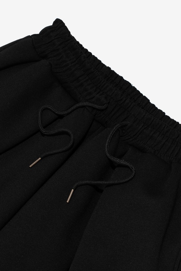 STRONG WAVE (스트롱 웨이브) NAPPING (내핑) 와이드 스웨트 팬츠 (블랙)는 겨울철 따뜻함과 스타일을 동시에 잡을 수 있는 남녀공용 바지입니다. 부드러운 면과 폴리에스테르 혼방 소재로 제작되어 편안한 착용감을 선사하며, 기모 안감으로 보온성을 높였습니다. 넉넉한 와이드 핏과 루즈핏으로 편안한 활동성을 보장하며, 전면 핀턱 디테일로 포인트를 더했습니다. 밑단 스트링과 사이드 포켓이 있어 실용성을 높였으며, 캠핑룩, 집콕룩, 캐주얼, 스트릿, 미니멀 스타일 모두 소화 가능한 활용도 높은 아이템입니다.
