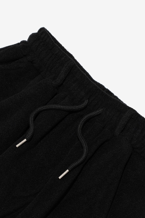 CB 플리스 와이드 스트리트 팬츠 (블랙)는 겨울과 가을에 착용하기 좋은 유니섹스 팬츠입니다. 부드러운 플리스와 폴리에스테르 소재로 제작되어 편안한 촉감을 제공하며, 루즈핏, 배기핏, 와이드핏으로 편안한 착용감을 선사합니다. 무지 디자인에 두꺼운 두께감으로 보온성을 높였으며, 스트릿, 캐주얼 스타일을 연출하기 좋습니다. 밴딩 허리, 스트링, 사이드 포켓, 벌룬핏 디테일이 특징입니다.
