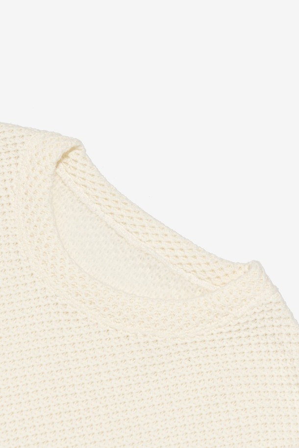 HARVEY FIT VINTAGE NAPPING KNIT (아이보리)는 부드러운 촉감의 기모 안감을 가진 두꺼운 니트 소재의 남녀 공용 라운드넥 긴소매 스웨터입니다. 캐주얼, 베이직, 미니멀 스타일을 지향하며, 봄, 가을, 겨울 계절에 활용하기 좋습니다. 레귤러핏으로 제작되어 편안한 착용감을 선사하며, 무지 와플 패턴으로 미니멀한 디자인을 강조했습니다. 일상 및 캐주얼 룩에 활용하기 좋은 아이템입니다.
