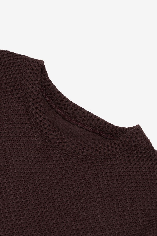 HARVEY FIT VINTAGE NAPPING KNIT (브라운)는 미니멀, 캐주얼, 클래식 스타일을 아우르는 유니섹스 니트 스웨터입니다. 가을과 겨울에 어울리는 두꺼운 두께감과 드라이한 터치감의 아크릴 소재로 제작되었으며, 기모 안감으로 보온성을 높였습니다. 라운드넥 디자인에 긴 소매, 세미 오버핏 또는 오버핏으로 연출 가능하며, 브라운, 그레이, 아이보리, 블랙 4가지 색상으로 출시되었습니다. 입체적인 조직감과 탄탄한 니트 조직이 특징이며, 데일리 및 캐주얼 룩에 활용하기 좋습니다.
