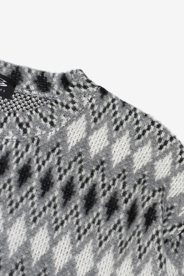 DESIGN PATTERN COLORFUL KNIT (BLACK)는 부드러운 아크릴 소재의 두꺼운 긴소매 니트 스웨터입니다. 블랙 컬러에 아가일 및 체크 패턴이 돋보이며, 라운드넥과 드롭 숄더 디자인으로 편안한 착용감을 선사합니다. 오버핏과 루즈핏으로 제작되어 캐주얼, 스트리트, 미니멀 스타일을 모두 소화할 수 있으며, 봄, 가을, 겨울 계절에 활용 가능합니다. 유니섹스 디자인으로 남녀 모두 착용 가능하며, 일상 및 캐주얼 룩에 포인트를 더하기 좋습니다.
