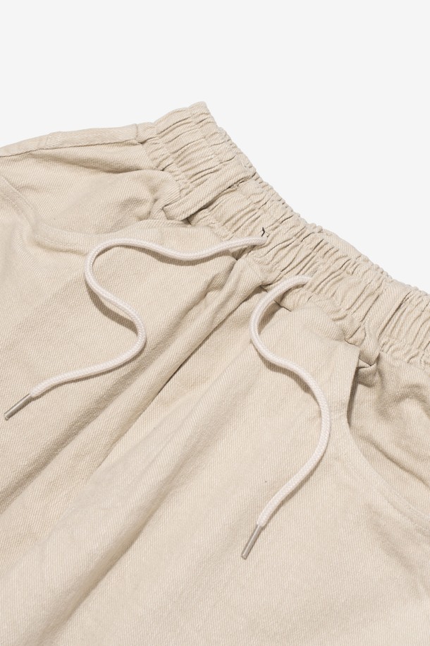 CB 커브드 벌룬 와이드 밴딩 팬츠 (아이보리)는 여성 및 남성 모두 착용 가능한 캐주얼, 스트릿, 미니멀 스타일의 밴딩 팬츠입니다. 부드럽고 편안한 면 스판덱스 혼방 소재에 두꺼운 두께감과 오버핏, 커브드 실루엣, 벌룬핏, 허리 스트링 디테일이 특징입니다. 안감은 패딩 처리되어 따뜻함을 더하며, 봄, 가을, 겨울 계절에 적합합니다. 와이드, 조거핏, 배기핏, 루즈핏의 다양한 핏으로 연출 가능하며, 아이보리 단일 컬러로 제공됩니다. 
