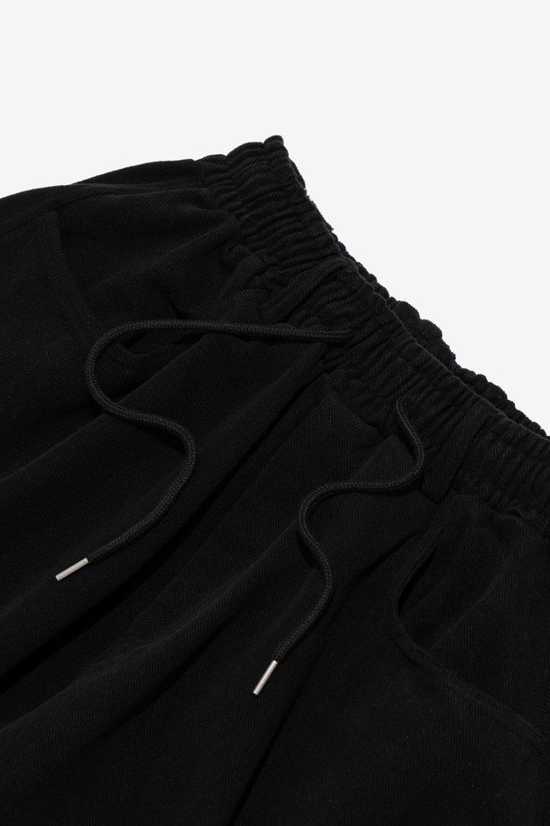 따뜻한 플리스 테이퍼드 카고 팬츠 (블랙)는 가을, 겨울 시즌 남녀 모두 착용 가능한 긴 기장의 캐주얼 카고 팬츠입니다. 부드러운 플리스, 면, 기모 소재를 사용하여 보온성을 높였으며, 밴딩 허리와 사이즈 조절 기능으로 편안한 착용감을 제공합니다. 루즈핏, 와이드핏, 테이퍼드 핏으로 다양한 스타일 연출이 가능하며, 무지 디자인으로 미니멀, 캐주얼, 스트릿 스타일을 연출하기 좋습니다. 출근룩으로도 활용하기 좋은 실용적인 아이템입니다.
