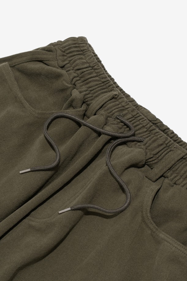 따뜻한 기모 안감으로 포근함을 더한 '웜 플리스 테이퍼드 카고 팬츠 (Khaki)'입니다. 캐주얼, 스트릿 스타일을 즐기는 유니섹스 고객을 위한 아이템으로, 가을, 겨울 시즌에 적합합니다. 부드러운 촉감의 면 소재에 넉넉한 루즈핏, 릴랙스핏으로 편안함을 선사하며, 허리 밴딩 디테일로 활동성을 높였습니다. 무지 디자인과 테이퍼드, 와이드, 루즈핏의 바지 핏으로 다양한 스타일 연출이 가능합니다. 두꺼운 두께감으로 따뜻하고, 실용적인 카고 팬츠의 매력을 느껴보세요.
