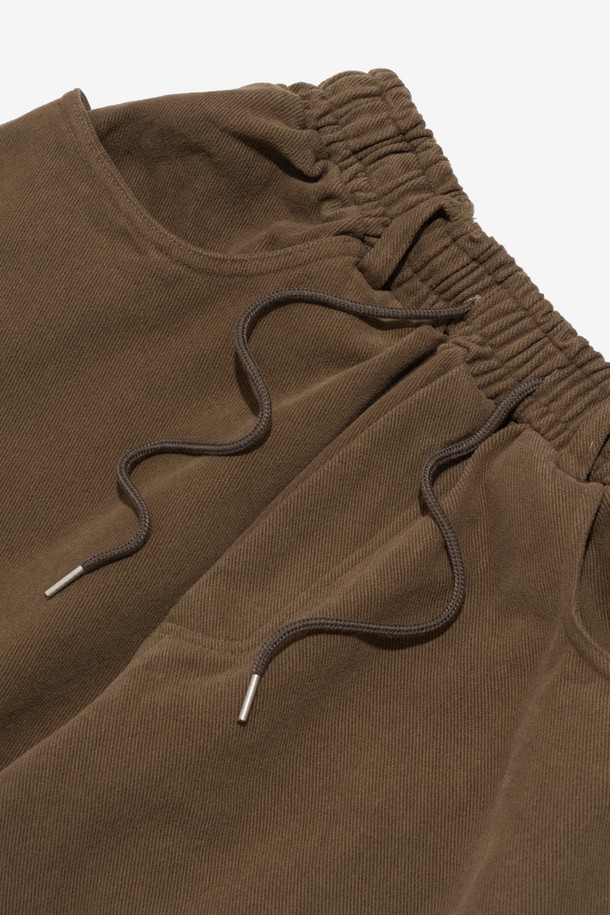 WARM FLEECE TAPERED CARGO PANTS (BROWN)는 부드러운 기모 안감과 면 혼방 소재로 제작되어 겨울과 가을에 따뜻하게 착용할 수 있는 카고 팬츠입니다. 브라운 컬러에 무지 디자인으로 어떤 스타일에도 매치하기 용이하며, 남녀 공용으로 활용 가능합니다. 허리 밴딩과 스트링으로 편안한 착용감을 제공하며, 와이드, 테이퍼드, 벌룬 핏으로 트렌디한 스타일을 연출합니다. 넉넉한 루즈핏과 오버핏으로 활동성을 높였으며, 피치 기모 가공으로 부드러운 촉감을 더했습니다. 캠핑룩, 캐주얼, 스트릿, 워크웨어 스타일을 즐기는 분들께 추천하는 아이템입니다.
