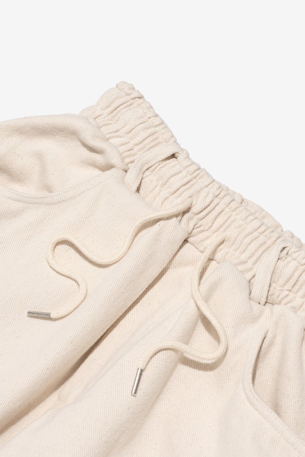 아이보리 컬러의 WARM FLEECE 테이퍼드 카고 팬츠는 남녀공용으로, 가을과 겨울에 따뜻하게 입을 수 있는 제품입니다. 부드러운 기모 안감과 면 혼방 소재로 제작되어 편안한 착용감을 선사하며, 와이드, 테이퍼드, 벌룬 핏으로 다양한 스타일을 연출할 수 있습니다. 밴딩과 스트링으로 허리 조절이 용이하며, 캐주얼, 스트릿, 미니멀 스타일을 즐겨 입는 분들께 추천합니다. 캠핑룩, 산책룩 등 활동적인 TPO에도 잘 어울립니다. 두께감 있는 원단으로 보온성을 높였습니다.
