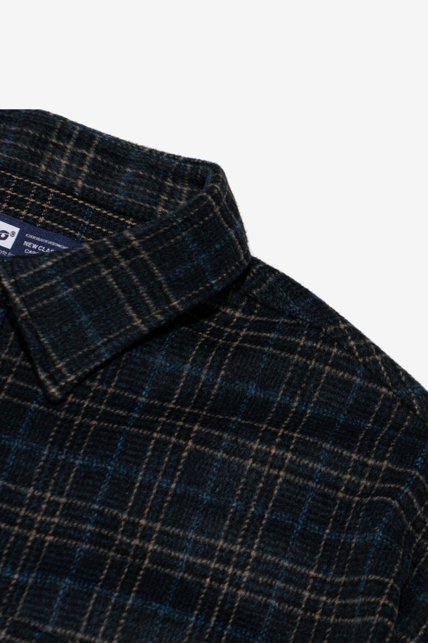 HEAVY LIGHT OVER NAPPING 체크 셔츠 (그린)는 가을과 겨울에 어울리는 남녀공용 셔츠입니다. 부드러운 기모 소재와 두꺼운 두께감으로 포근한 착용감을 선사하며, 오버핏 디자인과 넉넉한 기장으로 편안한 활동성을 제공합니다. 캐주얼, 스트리트, 클래식 등 다양한 스타일 연출에 활용 가능한 체크 패턴 셔츠입니다. 칼라넥과 긴 소매 디자인으로 깔끔하면서도 세련된 분위기를 연출할 수 있습니다. 일상생활에서 폭넓게 활용하기 좋은 아이템입니다.
