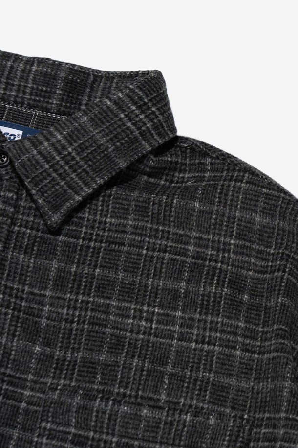 HEAVY LIGHT OVER NAPPING 체크 셔츠 (차콜)는 가을, 겨울 시즌에 어울리는 유니섹스 셔츠입니다. 차콜 컬러의 체크 패턴이 돋보이며, 캐주얼 및 베이직 스타일을 연출하기 좋습니다. 두꺼운 두께감과 부드러운 촉감의 울, 폴리에스테르 혼방 소재로 제작되어 보온성이 뛰어나고, 기모 안감으로 포근함을 더했습니다. 오버핏 또는 세미 오버핏으로 편안하게 착용 가능하며, 카라넥 디자인과 긴 소매, 전면 포켓 디테일로 실용성을 높였습니다. 출근룩이나 모임룩 등 다양한 TPO에 캐주얼, 클래식, 미니멀 스타일로 활용하기 좋습니다.
