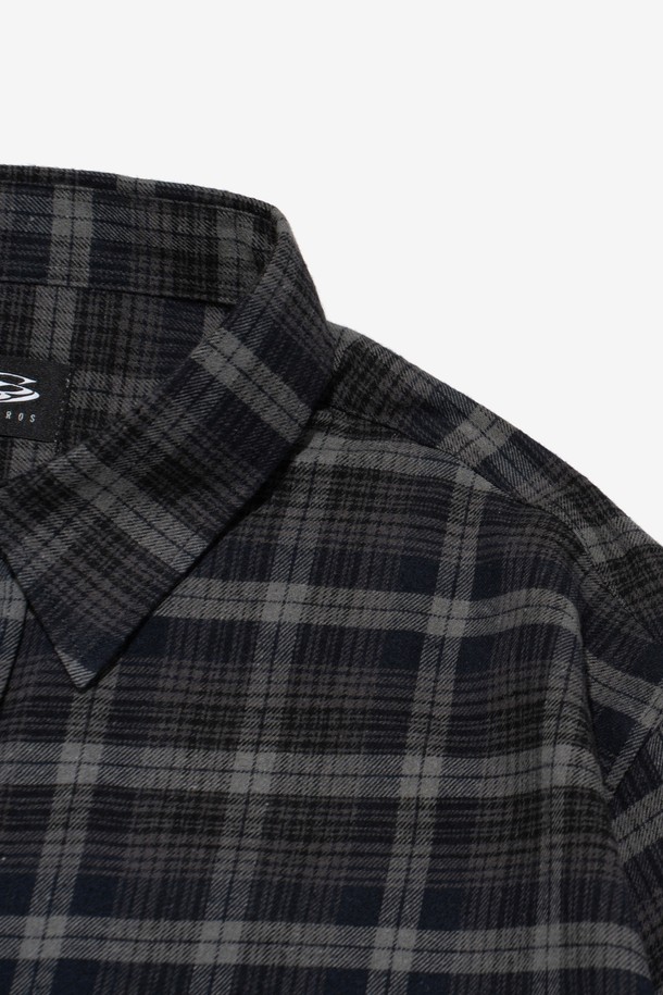 MONO OVER 루즈 핏 체크 셔츠 (블랙)는 어떤 자리에도 잘 어울리는 남녀공용 셔츠입니다. 부드러운 면 소재로 제작되어 편안한 착용감을 선사하며, 봄, 가을, 겨울 모두 활용 가능합니다. 베이직하면서 캐주얼한 스타일로, 출근룩이나 모임룩 등 다양한 TPO에 매치하기 좋습니다. 롱 기장의 오버핏과 루즈핏으로 편안함은 물론, 트렌디한 스타일을 연출합니다. 블랙 컬러의 체크 패턴이 돋보이는 이 셔츠는 캐주얼, 클래식, 미니멀한 스타일을 즐겨 입는 분들께 추천합니다.
