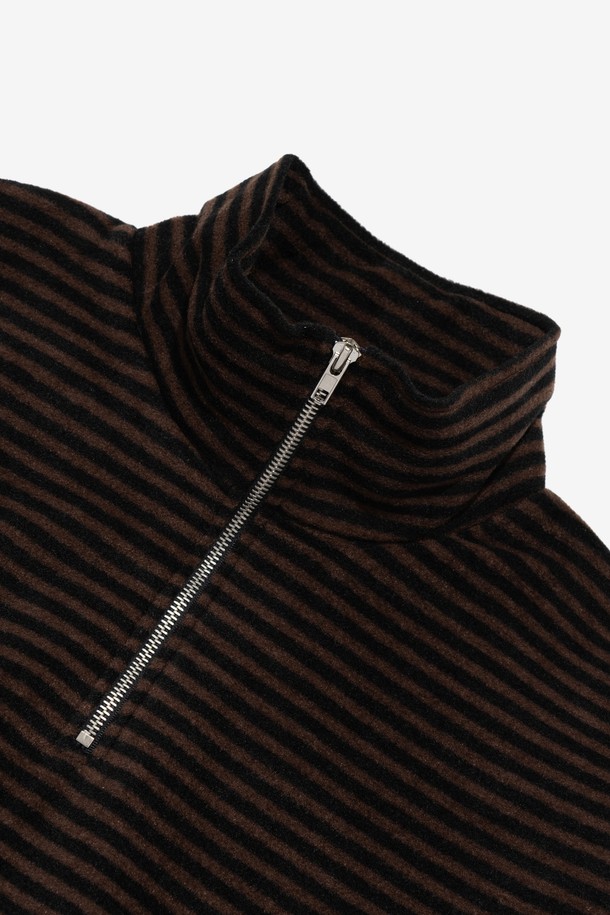 STRIPE HALF ZIP-UP FLEECE (BROWN)는 가을, 겨울 시즌에 어울리는 유니섹스 상의 티셔츠입니다. 부드러운 촉감의 플리스와 폴리에스테르 소재로 제작되어 두꺼운 두께감과 높은 보온성을 제공하며, 가볍게 착용할 수 있습니다. 캐주얼, 베이직 스타일을 위한 오버핏 디자인으로, 드롭숄더와 하프 집업, 하프넥 디테일이 돋보입니다. 브라운 컬러 바탕에 스트라이프 패턴이 더해져 캐주얼하면서도 클래식한, 미니멀한 무드를 연출합니다. 긴 소매 기장으로 다양한 스타일링이 가능하며, 일상 및 캐주얼 룩에 활용하기 좋습니다.
