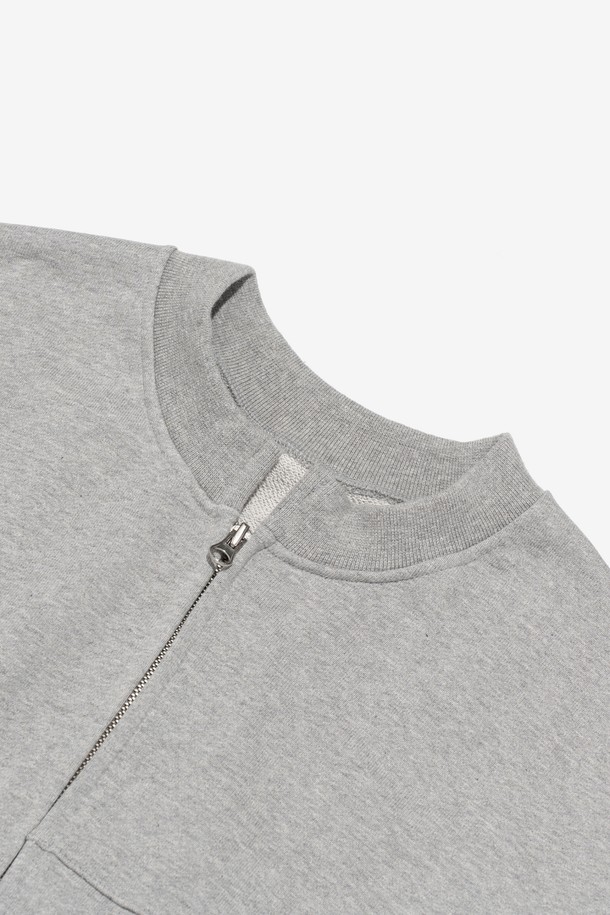 HEAVY WORK OVER FIT SWEAT SETUP (GRAY)는 캐주얼, 스트리트, 미니멀 스타일을 아우르는 오버핏 스웨트 셋업입니다. 두꺼운 면 소재로 제작되어 가을, 겨울철 따뜻하게 착용할 수 있으며, 부드러운 촉감이 특징입니다. 라운드넥 디자인에 무지 패턴으로 어떤 스타일에도 쉽게 매치할 수 있습니다. 집콕룩으로 편안하게, 혹은 스트리트 패션으로 개성 있게 연출해보세요. 그레이 컬러로 다양한 상의와 하의와 매치하기 용이합니다.
