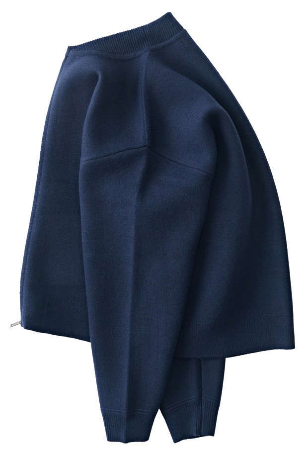 이 소프트 웜플랜 집업 가디건 (네이비)은 미니멀, 캐주얼, 클래식 스타일을 추구하는 유니섹스를 위한 제품입니다. 부드러운 모달, 폴리에스테르, 아크릴 혼방 소재로 제작되어 봄, 가을, 겨울 모두 착용 가능하며, 일상 및 캐주얼 룩에 적합합니다. 레귤러핏과 스탠다드 핏으로 편안함을 강조하며, 네이비 컬러의 무지 디자인이 어떤 스타일에도 쉽게 매치됩니다. 라운드넥 또는 하이넥으로 연출 가능하며, 투웨이 지퍼와 긴 소매로 실용성을 더했습니다. 출근룩으로도 활용 가능한 활용도 높은 아이템입니다.
