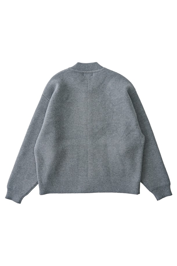 부드러운 촉감이 특징인 소프트 웜플랜 집업 가디건 (차콜)입니다. 미니멀하고 베이직한 디자인으로 일상 및 데일리룩에 활용하기 좋으며, 출근룩으로도 손색없습니다. 모달, 폴리에스테르, 아크릴 혼방 소재로 제작되어 봄, 가을, 겨울 세 계절 모두 착용 가능합니다. 레귤러핏과 스탠다드핏으로 편안한 착용감을 선사하며, 라운드넥과 긴 소매 기장으로 부드러운 분위기를 연출합니다. 투웨이 지퍼 디테일로 실용성을 더했습니다.
