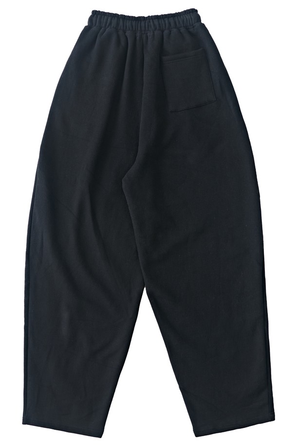 부드러운 촉감과 따뜻함을 선사하는 소프트 커브드 기모 스웨트팬츠 (블랙)입니다. 가을, 겨울 시즌에 어울리는 두꺼운 두께감과 기모 안감으로 포근하게 착용할 수 있습니다. 넉넉한 루즈핏과 와이드, 배기핏으로 편안한 활동성을 제공하며, 밴딩과 허리 스트링으로 허리 사이즈 조절이 용이합니다. 캐주얼, 베이직, 심플한 스타일을 즐기는 여성분들께 데일리룩, 집콕룩, 산책룩으로 추천합니다. 무지 패턴의 블랙 컬러로 어떤 상의와도 쉽게 매치하여 미니멀, 클래식한 스타일을 연출할 수 있습니다.
